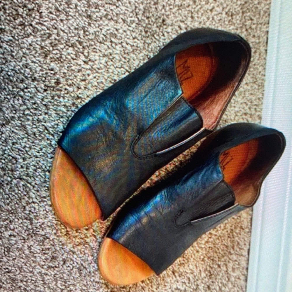 Miz mooz black leather slip on flats with peep toe size 37